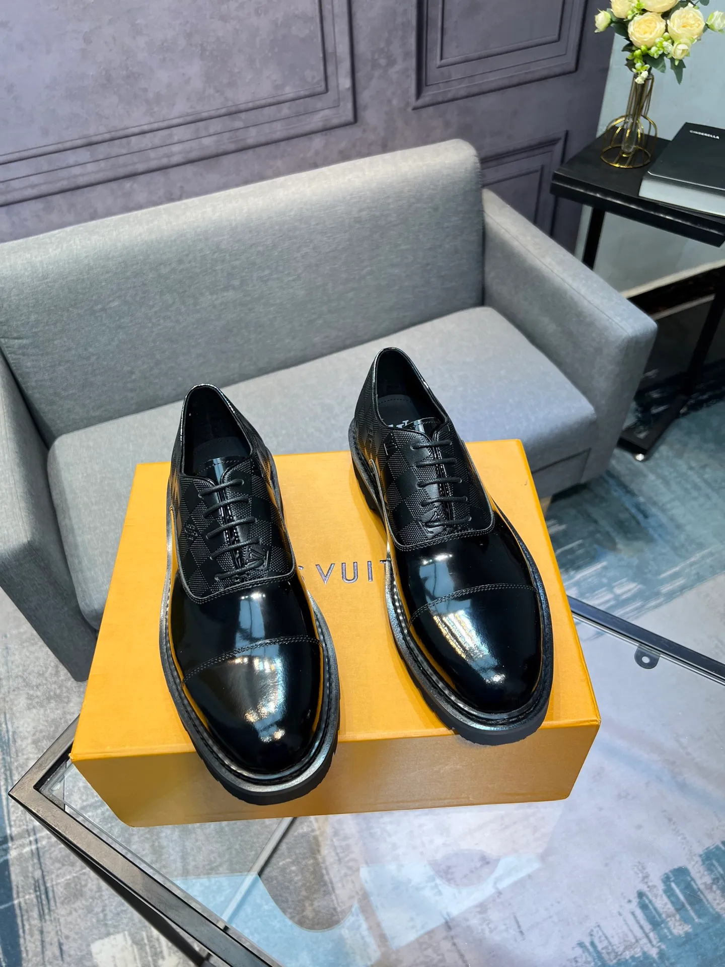 Men's shoes 💰820 [LV] - High-end quality - Upper: 🔝 tumbled cowhide, Nappa cowhide, brand logo sewn on shoe body - Lining: cowhide, foot pads; water-dyed cowhide - Outsole: TPR·rubber foam; two-color molded outsole -Super high quality control·Fine workmanship: highlighted (high-end·luxury·grade) -Size: 39-44 (38 45 can be customized)